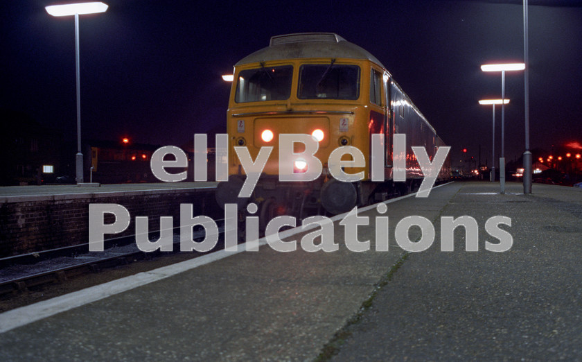 LPAP-DSL-CO-0107 
 Early morning at Lowestoft see's Stratfords' 47462 on the mail, 2nd February 1985. 
 Keywords: BR, Eastern, LNER, Suffolk, Lowestoft, Diesel, BR, Parcels, Colour, Class47, 47462, D1582, HO, 1985