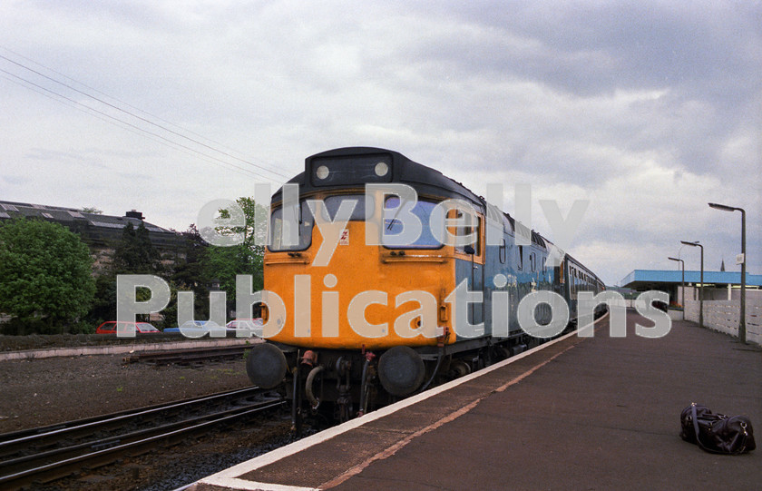 LPAP-DSL-CO-0127 
 Departing Kirkcaldy is 27046 with a Dundee bound service, 27th May 1985. 
 Keywords: BR, Eastern, LNER, Scotland, Kirkcaldy, Diesel, BR, Passenger, Colour, Class27, 27046, D5380, ED, 65A, 1985