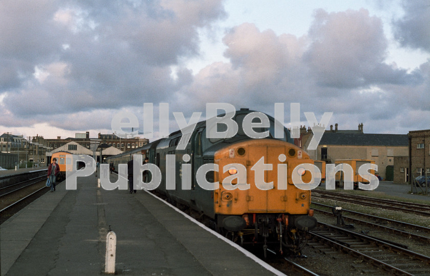 LPAP-DSL-CO-0043 
 37088 waits time at Lowestoft with the 20:05 to Norwich, 10th May 1984. 
 Keywords: BR, Eastern, LNER, Suffolk, Lowestoft, Diesel, BR, Shed, Colour, Class37, 37088, D6788, TI, 1984