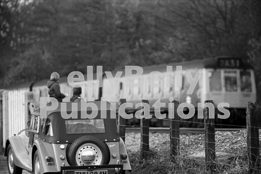 LPPC DSL BW 0440 
 Spotters at Sonning Cuttings exit note down the numbers of a Pressed Steel 3 car Class 117 DMU as it rattles past. The birthplace of the Morgan 4/4 4 seater was in Malvern Link so it can consider itself an honorary Great Westernite! 
 Keywords: BR, DMU, Passener, Class 117, Sonning Cutting, Twyford