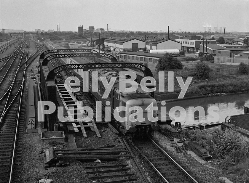 LPIS DSL BW NEGS 0015 
 EE Class 55 Deltic 55016 'Gordon Highlander' approaches Doncaster with the 16.30 Hull to King's Cross service on 30th May 1981. 
 Keywords: 9016, 55016, Black and White, BR, Class 55, D9016, Diesel, Eastern Region, LNER, Passenger, Doncaster