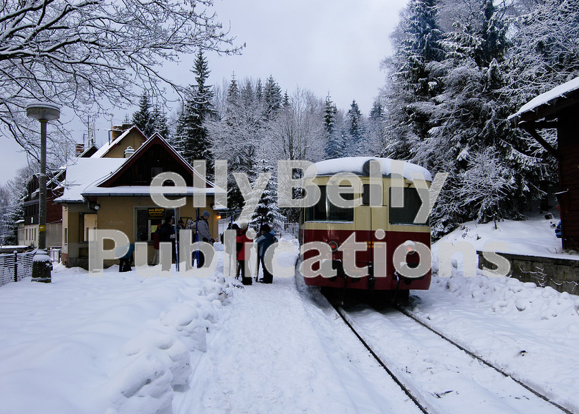 LPAP-EUR-CO-0001 
 A class 830 railcar drops off skiers at Harachov, 30th December 2004. 
 Keywords: Czech, Czechoslovakia, Passenger, Colour, 2004