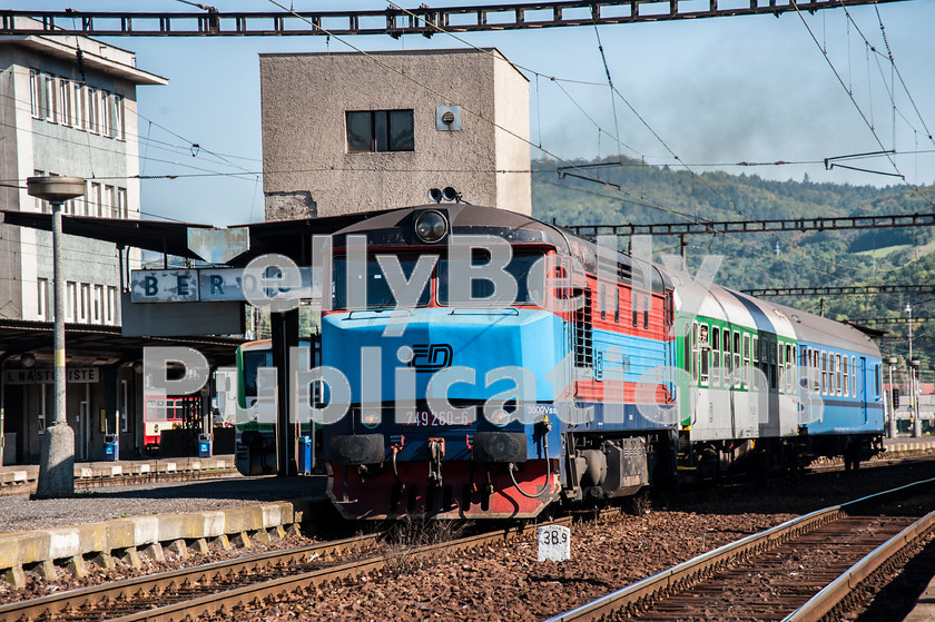 LPAP-EUR-CO-0022 
 A Praha to Ceske Budejovice service (via table 200, through Pisek) leaves Beroun, 3rd October 2011. 
 Keywords: Czech, Czechoslovakia, Passenger, Colour, 2011