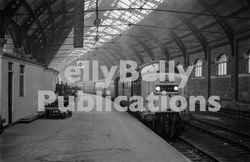 LPIS DSL BW NEGS 0043 
 EE Class 55 Deltic 55021 'Argyll & Sutherland Highlander' arrives at Darlington station with the 07:45 King's Cross to Edinburgh service on 11th December 1975. 
 Keywords: EE,Class 55,Deltic,D9012,9021,55021,Darlington,Passenger,1975,BR, Eastern,B&W