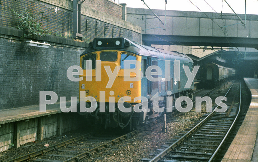 LPAP-DSL-CO-0027 
 Euston's station pilot the last day of August 1983, was 25035. 
 Keywords: BR, Midland, LMS, London, Euston, Diesel, BR, Light, Colour, Class25, HST, 25035, D5185, HA, 1983