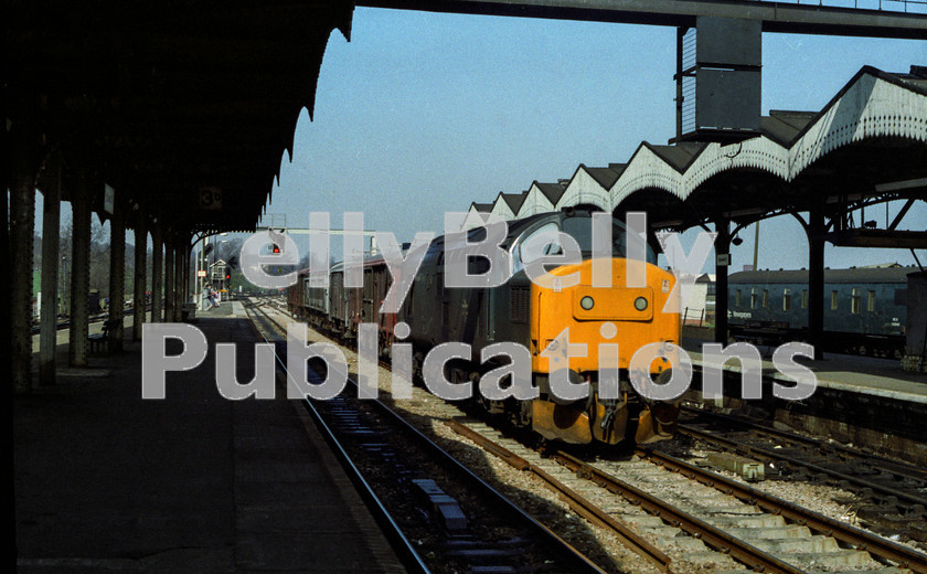 LPAP-DSL-CO-0041 
 A pre-elecrified Ipswich witnesses 37242 with the Mossend - Parkeston freight, 25th April. 1984. 
 Keywords: BR, Eastern, LNER, Suffolk, Ipswich, Diesel, BR, Freight, Colour, Class37, 37242, D6942, GD, 1984