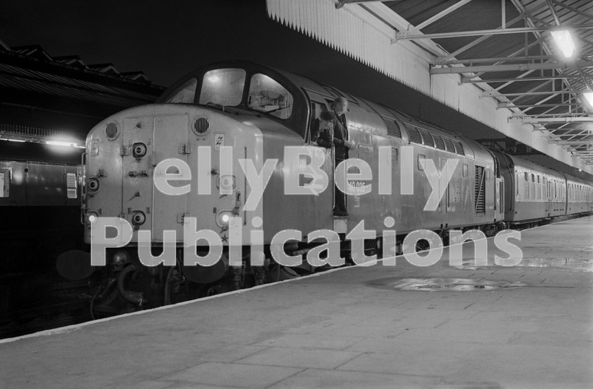 LPIS DSL BW NEGS 0038 
 EE Class 40 40035 stands at Bolton with the 21.15 Manchester Victora to Blackpool service on 26th October 1982. 
 Keywords: EE, Class 40, D235,235,40035, BR, LMR, Bolton, B&W, Passenger