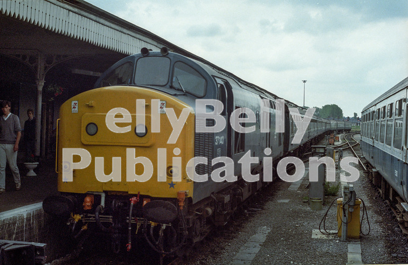 LPAP-DSL-CO-0069 
 After arrival from Liverpool St, 37140 waits to run round it's stock at Kings Lynn, 14th July 1984. 
 Keywords: BR, Eastern, LNER, Norfolk, Kings Lynn, Diesel, BR, Passenger, Colour, Class37, 37140, D6740, TI, 1984