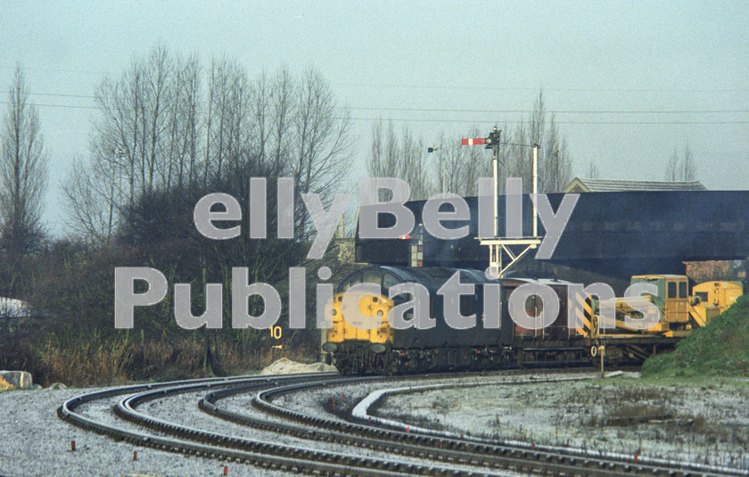 LPAP-DSL-CO-0102 
 An engineers train rounds the curve towards March station from Whitemoor, 2nd January 1985. 
 Keywords: BR, Eastern, LNER, Cambridgeshire, March, Diesel, BR, Engineer, Colour, Class37, 37089, D6789, TI, 1985