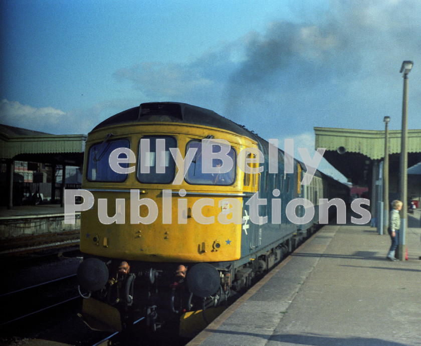 LPAP-DSL-CO-0034 
 Taking ECS to Canton, 33051 thrashes out of Cardiff Central, 28th September 1983. 
 Keywords: BR, Great Western, GWR, Wales, Cardiff, Diesel, BR, Passenger, Colour, Class33, 33051, D6569, HG, 73C, 1983