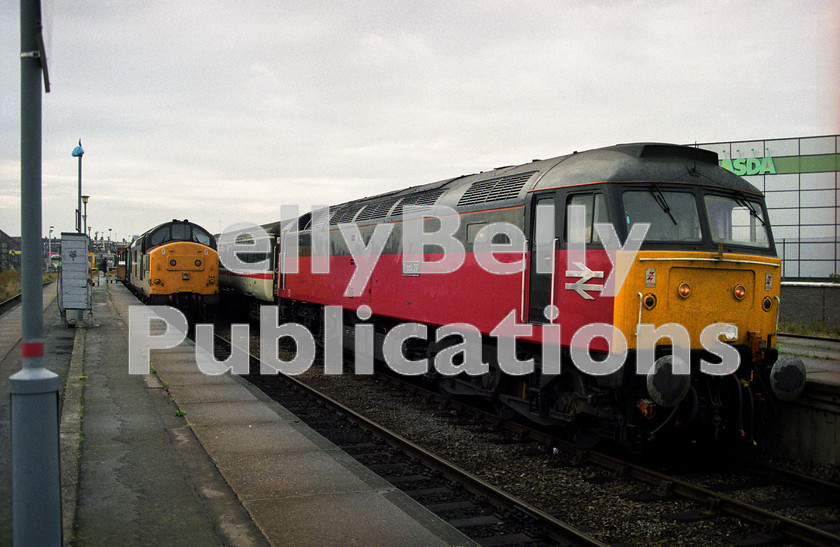 LPAP-DSL-CO-0145 
 47479 and 37144 prepare to take summer Saturday trains from Great Yarmouth, first September 1990. 
 Keywords: BR, Eastern, LNER, Norfolk, Great Yarmouth, Diesel, BR, Passenger, Colour, Class47, 47479, D1612, BR, 1990