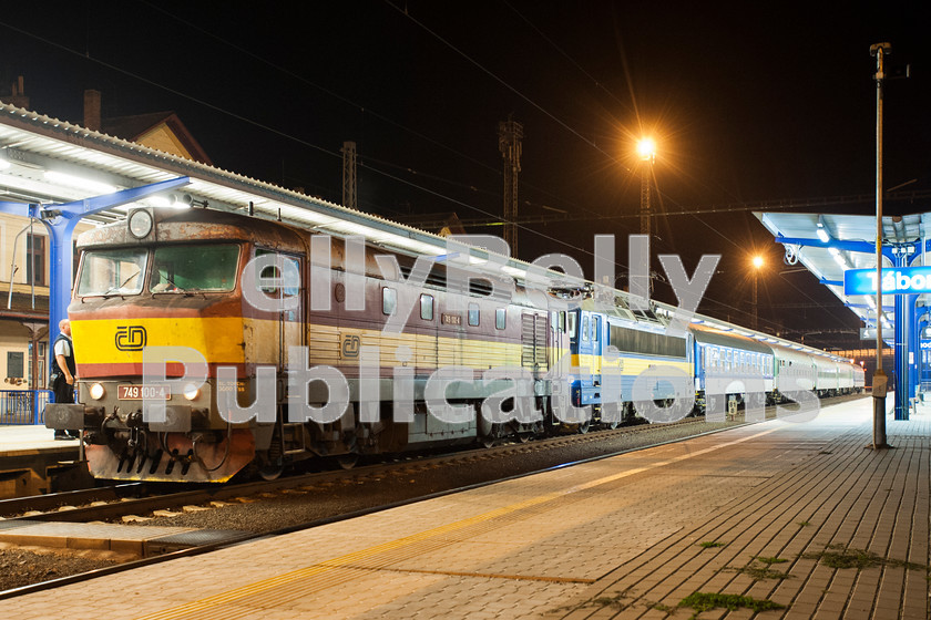 LPAP-EUR-CO-0015 
 With engineering works on line 220, 749100 pilots 363129 at Tabor to help the electric through the dead sections. This train was a Praha Hlavni Nadrazi to Ceske Budejovice, 29th September 2011. 
 Keywords: Czech, Czechoslovakia, Passenger, Colour, 2011