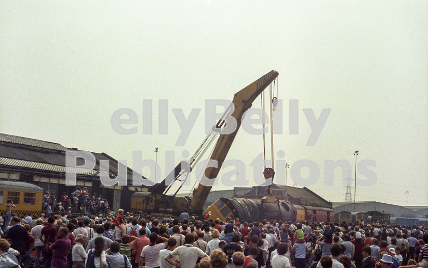 LPAP-DSL-CO-0016 
 Huge crowds gather at Stratford open day 9th July 1983, as 25177 is rerailed in a demonstration. 
 Keywords: BR, Eastern, LNER, London, Stratford, Diesel, BR, Shed, Colour, Class25, 25177, D7527, CW, 1983