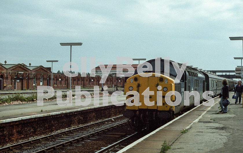 LPAP-DSL-CO-0075 
 37007 slows into March on the Yarmouth - Newcastle, 28th July 1984. 
 Keywords: BR, Eastern, LNER, Cambridgeshire, March, Diesel, BR, Parcels, Colour, Class37, 37007, D6707, TE, 1984