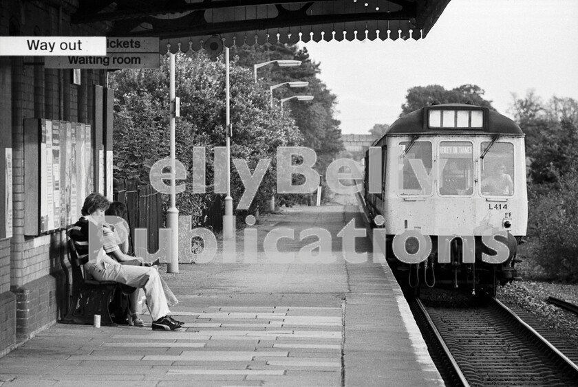 LPPC DSL BW 0956 
 The Henley-on-Thames branch from Twyford has only one intermediate station and here, early on a summer Saturday evening, we see a service to Henley braking for the stop at Wargrave with passengers heading for an evening out and posters on the platform. The train is one of the then-ubiquitous Southall-based Class 117 Western Region 3 car DMUs, set L414. Early 1970s fashions have a lot to answer for 
 Keywords: BR, Western, DMU, Class 117, L414, Passenger, Wargrave