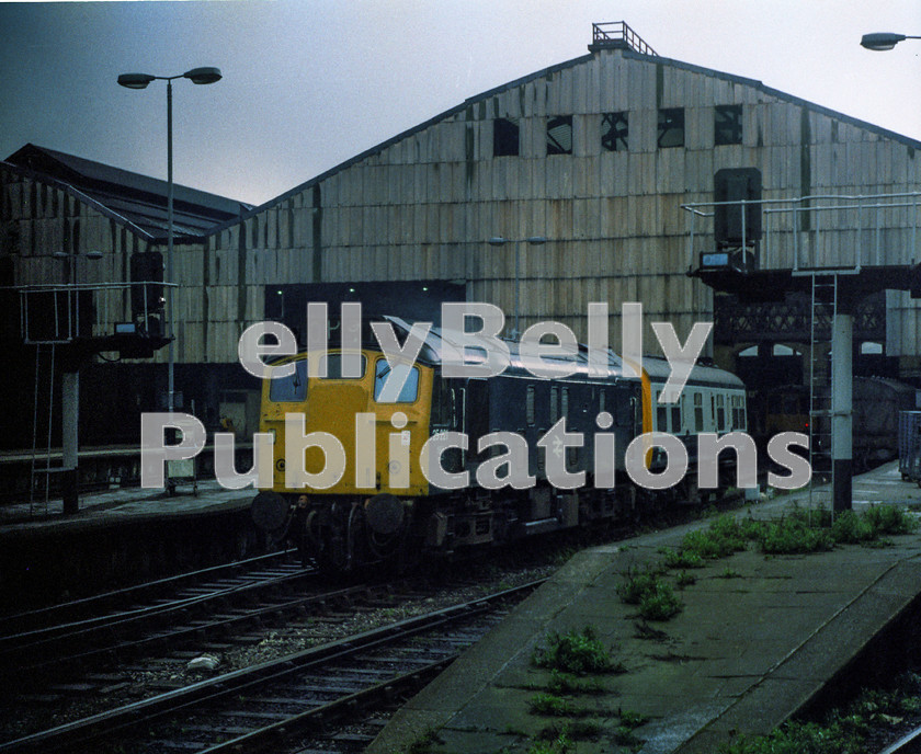 LPAP-DSL-CO-0004 
 Still with it's working headcode indicator goes for a jolly with an inspection saloon, 7th April 1983. 
 Keywords: BR, Midland, LMS, Manchester, Manchester Victoria, Diesel, BR, Engineers, Colour, Class25, 25221, D7571, CW, 1983