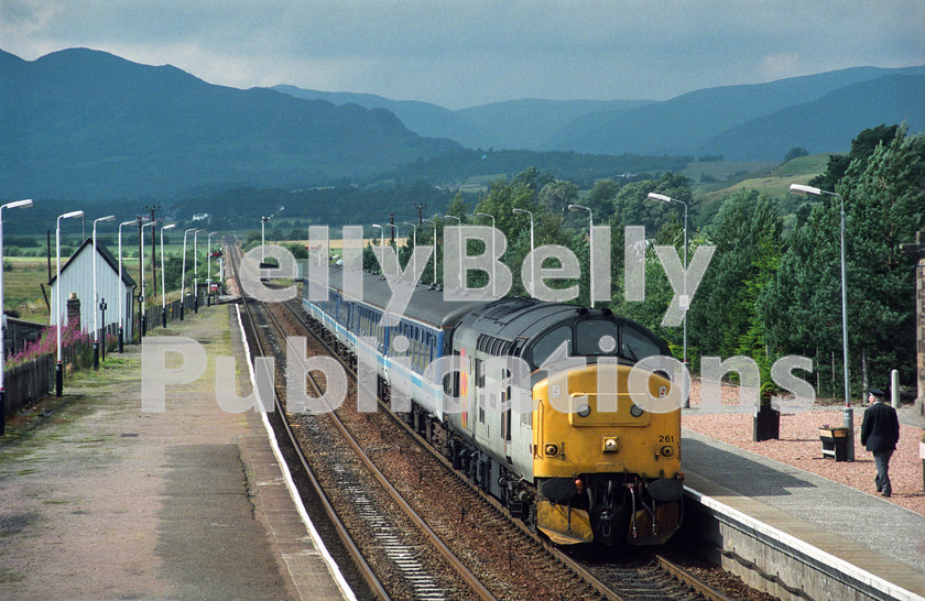 LPAP-DSL-CO-0155 
 37261 'Caithness' slows for the Kingussie stop, 22nd August 1994, whilst working 1H09, the 0925 Edinburgh - Inverness. 
 Keywords: BR, Eastern, LNER, Scotland, Kingussie, Diesel, BR, Passenger, Colour, Class37, 37261, D6961, SF, 1994